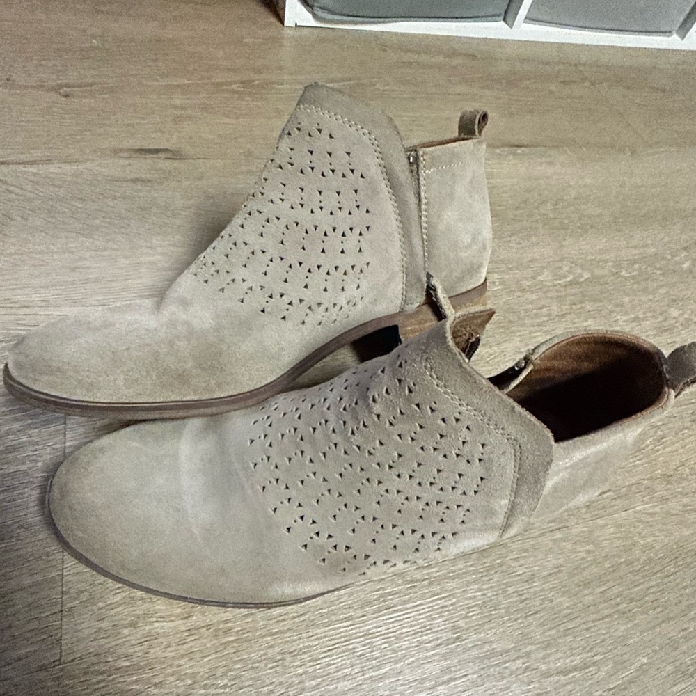Toms Size 9 Taupe Ankle Bootie
